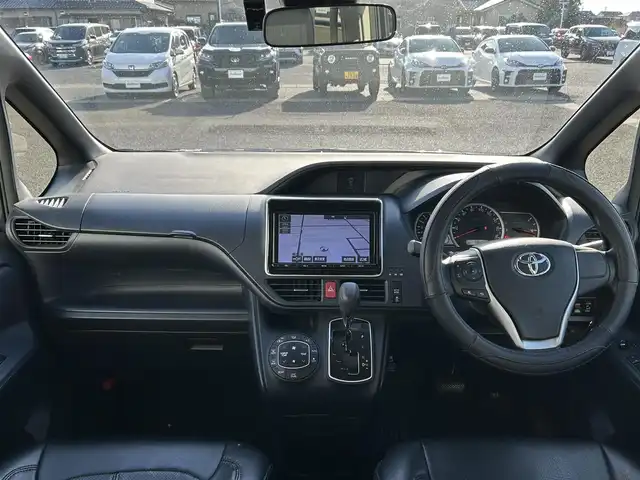 トヨタ ヴォクシー X 熊本県 2017(平29)年 5.9万km ダークバイオレットマイカメタリック ワンオーナー/純正ＳＤナビ/AM/FM/CD/DVD/SD/SDREC/Bluetooth/フルセグTV/トヨタセーフティセンス/・先行車発信告知機能/・レーンディパーチャーアラート/・スマートストップシステム/バックカメラ/ドライブレコーダー/フリップダウンモニター/両側パワースライドドア/ロールサンシェード/ステアリングスイッチ/ビルトインETC/電動格納ミラー/・ウィンカーミラー/LEDヘッドライト/・オートライト/MTモード付AT/皮調シートカバー/プッシュスタート/スマートキー/・スペアキー/純正フロアマット