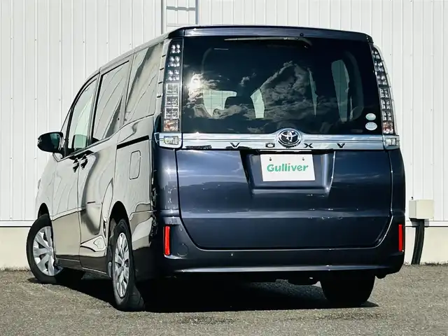 トヨタ ヴォクシー X 熊本県 2017(平29)年 5.9万km ダークバイオレットマイカメタリック ワンオーナー/純正ＳＤナビ/AM/FM/CD/DVD/SD/SDREC/Bluetooth/フルセグTV/トヨタセーフティセンス/・先行車発信告知機能/・レーンディパーチャーアラート/・スマートストップシステム/バックカメラ/ドライブレコーダー/フリップダウンモニター/両側パワースライドドア/ロールサンシェード/ステアリングスイッチ/ビルトインETC/電動格納ミラー/・ウィンカーミラー/LEDヘッドライト/・オートライト/MTモード付AT/皮調シートカバー/プッシュスタート/スマートキー/・スペアキー/純正フロアマット