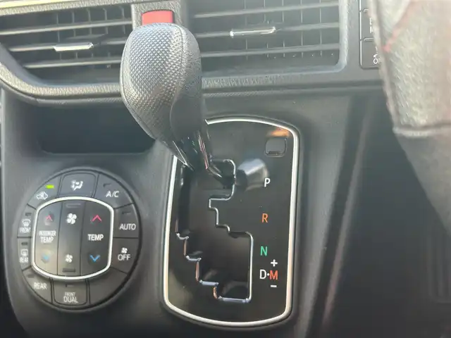 トヨタ ヴォクシー X 熊本県 2017(平29)年 5.9万km ダークバイオレットマイカメタリック ワンオーナー/純正ＳＤナビ/AM/FM/CD/DVD/SD/SDREC/Bluetooth/フルセグTV/トヨタセーフティセンス/・先行車発信告知機能/・レーンディパーチャーアラート/・スマートストップシステム/バックカメラ/ドライブレコーダー/フリップダウンモニター/両側パワースライドドア/ロールサンシェード/ステアリングスイッチ/ビルトインETC/電動格納ミラー/・ウィンカーミラー/LEDヘッドライト/・オートライト/MTモード付AT/皮調シートカバー/プッシュスタート/スマートキー/・スペアキー/純正フロアマット