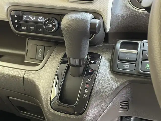 ホンダ Ｎ ＢＯＸ L 岩手県 2023(令5)年 2.1万km プラチナホワイトパール ４WD/左側パワースライドドア/ホンダセンシング/衝突軽減ブレーキ/路外逸脱抑制機能/渋滞追従機能付きアダプティブクルーズコントロール/車線維持支援機能/パーキングセンサー/標識認識機能/先行車発信お知らせ機能/ふらつき警報機能/オートハイビーム/オートブレーキホールド/横滑り防止装置/アイドリングストップ/シートバックテーブル/シートヒーター/ロールサンシェード/チップアップリアシート/カロッツェリアナビ/フルセグTV/バックカメラ/ETC/ヘッドライトレベライザー/LEDヘッドライト/社外14インチアルミホイール