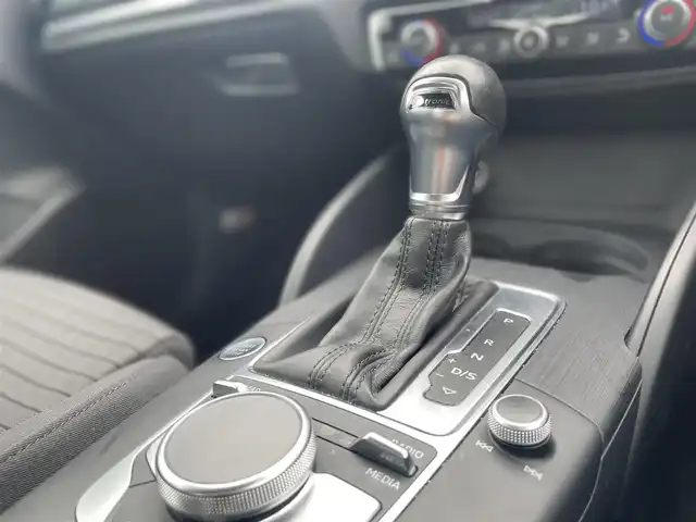 アウディ Ａ３ セダン 1．4 TFSI スポーツ 東京都 2018(平30)年 2.5万km ミトスブラックメタリック ・純正ナビ/（フルセグ・Bluetooth）/・クルーズコントロール/・バックカメラ/・MTモード付AT/・電子パーキング/・アイドリングストップ/・前席シートヒーター/・純正フロアマット/・純正17インチアルミ/・プッシュスタート/・スマートキー/・ETC/・保証書/・取説書