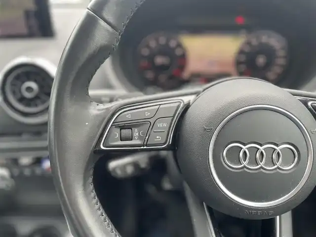 アウディ Ａ３ セダン 1．4 TFSI スポーツ 東京都 2018(平30)年 2.5万km ミトスブラックメタリック ・純正ナビ/（フルセグ・Bluetooth）/・クルーズコントロール/・バックカメラ/・MTモード付AT/・電子パーキング/・アイドリングストップ/・前席シートヒーター/・純正フロアマット/・純正17インチアルミ/・プッシュスタート/・スマートキー/・ETC/・保証書/・取説書