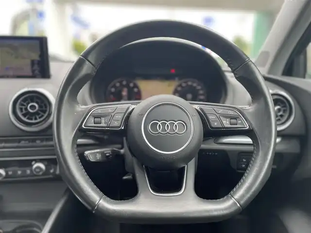 アウディ Ａ３ セダン 1．4 TFSI スポーツ 東京都 2018(平30)年 2.5万km ミトスブラックメタリック ・純正ナビ/（フルセグ・Bluetooth）/・クルーズコントロール/・バックカメラ/・MTモード付AT/・電子パーキング/・アイドリングストップ/・前席シートヒーター/・純正フロアマット/・純正17インチアルミ/・プッシュスタート/・スマートキー/・ETC/・保証書/・取説書