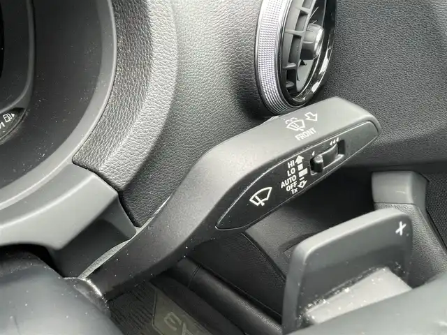 アウディ Ａ３ セダン 1．4 TFSI スポーツ 東京都 2018(平30)年 2.5万km ミトスブラックメタリック ・純正ナビ/（フルセグ・Bluetooth）/・クルーズコントロール/・バックカメラ/・MTモード付AT/・電子パーキング/・アイドリングストップ/・前席シートヒーター/・純正フロアマット/・純正17インチアルミ/・プッシュスタート/・スマートキー/・ETC/・保証書/・取説書