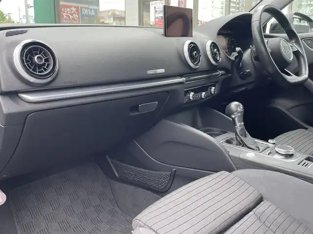 アウディ Ａ３ セダン 1．4 TFSI スポーツ 東京都 2018(平30)年 2.5万km ミトスブラックメタリック ・純正ナビ/（フルセグ・Bluetooth）/・クルーズコントロール/・バックカメラ/・MTモード付AT/・電子パーキング/・アイドリングストップ/・前席シートヒーター/・純正フロアマット/・純正17インチアルミ/・プッシュスタート/・スマートキー/・ETC/・保証書/・取説書