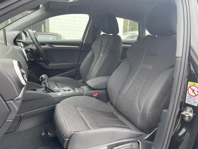 アウディ Ａ３ セダン 1．4 TFSI スポーツ 東京都 2018(平30)年 2.5万km ミトスブラックメタリック ・純正ナビ/（フルセグ・Bluetooth）/・クルーズコントロール/・バックカメラ/・MTモード付AT/・電子パーキング/・アイドリングストップ/・前席シートヒーター/・純正フロアマット/・純正17インチアルミ/・プッシュスタート/・スマートキー/・ETC/・保証書/・取説書