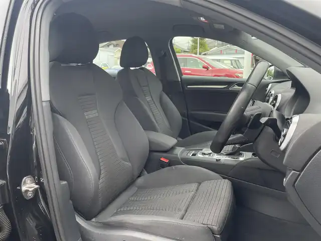 アウディ Ａ３ セダン 1．4 TFSI スポーツ 東京都 2018(平30)年 2.5万km ミトスブラックメタリック ・純正ナビ/（フルセグ・Bluetooth）/・クルーズコントロール/・バックカメラ/・MTモード付AT/・電子パーキング/・アイドリングストップ/・前席シートヒーター/・純正フロアマット/・純正17インチアルミ/・プッシュスタート/・スマートキー/・ETC/・保証書/・取説書