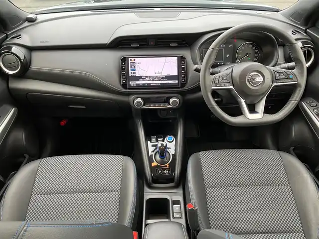 日産 キックス X 静岡県 2020(令2)年 2.6万km ピュアブラック エンジンスタートボタン/パワーステアリング/パワーウィンドウ/アイドリングストップ/スマートキー/スペアキー/オートエアコン/クルーズコントロール/ETC/USB入力端子/全方位カメラ/純正メモリナビ（CD.DVD.BT.フルセグ）/ドライブレコーダー前後/純正フロアマット/純正アルミホイール/ハーフレザー/ルーフレール/ABS/横滑り防止装置/コーナーセンサー前後/レーンキープアシスト/オートライト/LEDライト/W+サイドエアバック/衝突軽減システム