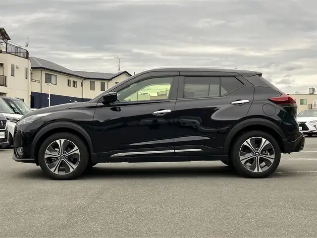 日産 キックス X 静岡県 2020(令2)年 2.6万km ピュアブラック エンジンスタートボタン/パワーステアリング/パワーウィンドウ/アイドリングストップ/スマートキー/スペアキー/オートエアコン/クルーズコントロール/ETC/USB入力端子/全方位カメラ/純正メモリナビ（CD.DVD.BT.フルセグ）/ドライブレコーダー前後/純正フロアマット/純正アルミホイール/ハーフレザー/ルーフレール/ABS/横滑り防止装置/コーナーセンサー前後/レーンキープアシスト/オートライト/LEDライト/W+サイドエアバック/衝突軽減システム