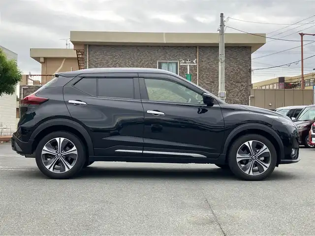 日産 キックス X 静岡県 2020(令2)年 2.6万km ピュアブラック エンジンスタートボタン/パワーステアリング/パワーウィンドウ/アイドリングストップ/スマートキー/スペアキー/オートエアコン/クルーズコントロール/ETC/USB入力端子/全方位カメラ/純正メモリナビ（CD.DVD.BT.フルセグ）/ドライブレコーダー前後/純正フロアマット/純正アルミホイール/ハーフレザー/ルーフレール/ABS/横滑り防止装置/コーナーセンサー前後/レーンキープアシスト/オートライト/LEDライト/W+サイドエアバック/衝突軽減システム