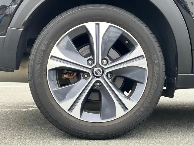 日産 キックス X 静岡県 2020(令2)年 2.6万km ピュアブラック エンジンスタートボタン/パワーステアリング/パワーウィンドウ/アイドリングストップ/スマートキー/スペアキー/オートエアコン/クルーズコントロール/ETC/USB入力端子/全方位カメラ/純正メモリナビ（CD.DVD.BT.フルセグ）/ドライブレコーダー前後/純正フロアマット/純正アルミホイール/ハーフレザー/ルーフレール/ABS/横滑り防止装置/コーナーセンサー前後/レーンキープアシスト/オートライト/LEDライト/W+サイドエアバック/衝突軽減システム