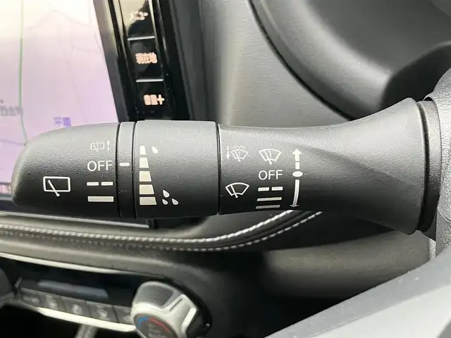 日産 キックス X 静岡県 2020(令2)年 2.6万km ピュアブラック エンジンスタートボタン/パワーステアリング/パワーウィンドウ/アイドリングストップ/スマートキー/スペアキー/オートエアコン/クルーズコントロール/ETC/USB入力端子/全方位カメラ/純正メモリナビ（CD.DVD.BT.フルセグ）/ドライブレコーダー前後/純正フロアマット/純正アルミホイール/ハーフレザー/ルーフレール/ABS/横滑り防止装置/コーナーセンサー前後/レーンキープアシスト/オートライト/LEDライト/W+サイドエアバック/衝突軽減システム