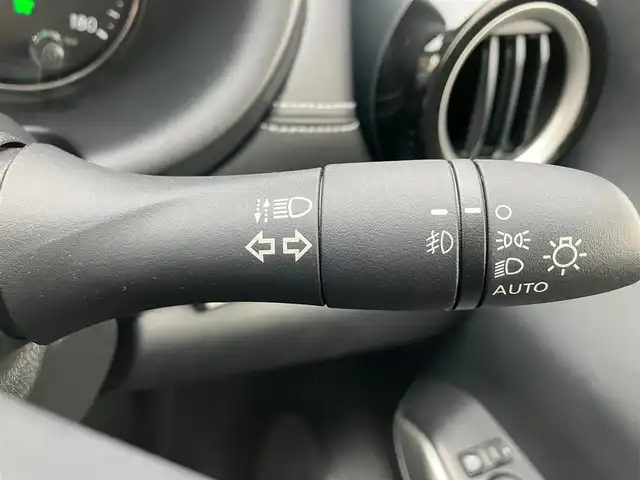 日産 キックス X 静岡県 2020(令2)年 2.6万km ピュアブラック エンジンスタートボタン/パワーステアリング/パワーウィンドウ/アイドリングストップ/スマートキー/スペアキー/オートエアコン/クルーズコントロール/ETC/USB入力端子/全方位カメラ/純正メモリナビ（CD.DVD.BT.フルセグ）/ドライブレコーダー前後/純正フロアマット/純正アルミホイール/ハーフレザー/ルーフレール/ABS/横滑り防止装置/コーナーセンサー前後/レーンキープアシスト/オートライト/LEDライト/W+サイドエアバック/衝突軽減システム
