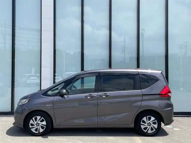 ホンダ フリード ハイブリット G ホンダセンシング 大阪府 2018(平30)年 6.8万km モダンスティールM ホンダセンシング/・衝突軽減ブレーキ/・両側パワースライドドア/・レーダークルーズコントロール/・レーンキープアシスト/純正９インチナビ/　フルセグTV/CD/DVD/Bluetooth/バックモニター/アイドリングストップ/前方ドライブレコーダー/純正15インチアルミホイール/純正フロアマット/プッシュスタート/スマートキー/ビルトインＥＴＣ/ＬＥＤ/禁煙車