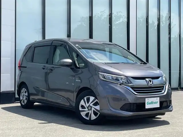 ホンダ フリード ハイブリット G ホンダセンシング 大阪府 2018(平30)年 6.8万km モダンスティールM ホンダセンシング/・衝突軽減ブレーキ/・両側パワースライドドア/・レーダークルーズコントロール/・レーンキープアシスト/純正９インチナビ/　フルセグTV/CD/DVD/Bluetooth/バックモニター/アイドリングストップ/前方ドライブレコーダー/純正15インチアルミホイール/純正フロアマット/プッシュスタート/スマートキー/ビルトインＥＴＣ/ＬＥＤ/禁煙車