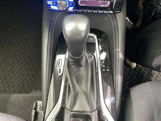 トヨタ カローラツーリング G 鹿児島県 2023(令5)年 0.6万km プラチナホワイトパールマイカ 純正ディスプレイオーディオ/（フルセグTV/Bluetooth/HDMI）/社外オーディオユニット/(DVD/CD)/バックカメラ/トヨタセーフティーセンス/　・プリクラッシュセーフティ/　・レーダークルーズコントロール/　・レーントレーシングアシスト/　・レーンディパーチャーアラート/　・ロードサインアシスト/電動パーキングアシスト/オートホールド/ステアリングリモコン/電動格納ミラー/前後ドライブレコーダー/ETC/LEDヘッドライト/純正ドアバイザー/禁煙車