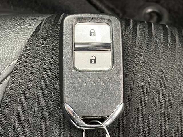 ホンダ ヴェゼル ハイブリッド 千葉県 2018(平30)年 2.9万km クリスタルブラックパール 衝突軽減ブレーキ/レーンキープアシスト/レーダークルーズコントロール/純正メモリナビ/（フルセグ/Bluetooth/CD/DVD/FM/AM）/バックカメラ/ETC/ドライブレコーダー（前後）/アイドリングストップ/パドルシフト/ハーフレザーシート/シートヒーター（運転席＋助手席）/LEDヘッドライト/フォグライト/電動格納ミラー/純正サイドバイザー/純正スタッドレスタイヤ（215/55/17R）