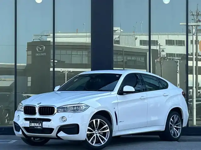 ＢＭＷ Ｘ６ xDrive35i Mスポーツ 石川県 2016(平28)年 4.3万km 白 4WD/インテリジェントセーフティ/サンルーフ/純正ナビ/　Bluetooth・AM/FM・CD・DVD・USB・AUX/フルセグTV/ミラーETC/全方位カメラ/アダプティブクルーズコントロール/ブラインドスポットモニター/パワーバックドア/シートヒーター（D+N席）/パワーシート（D+N席）/シートメモリー/アンチロック・ブレーキ・システム/横滑り防止装置/インテリジェントAFS/盗難防止装置/ダウンヒルアシストコントロール/純正アルミホイール/スマートキー