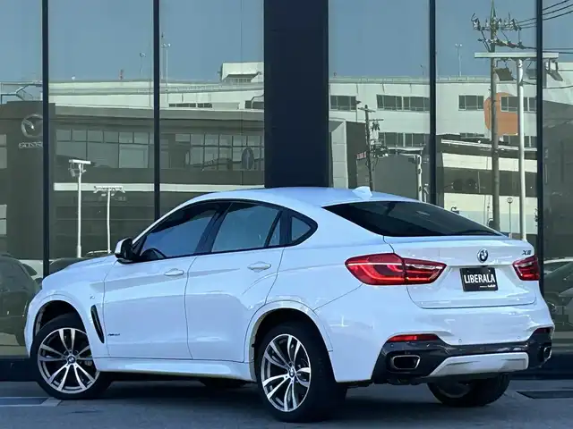 ＢＭＷ Ｘ６ xDrive35i Mスポーツ 石川県 2016(平28)年 4.3万km 白 4WD/インテリジェントセーフティ/サンルーフ/純正ナビ/　Bluetooth・AM/FM・CD・DVD・USB・AUX/フルセグTV/ミラーETC/全方位カメラ/アダプティブクルーズコントロール/ブラインドスポットモニター/パワーバックドア/シートヒーター（D+N席）/パワーシート（D+N席）/シートメモリー/アンチロック・ブレーキ・システム/横滑り防止装置/インテリジェントAFS/盗難防止装置/ダウンヒルアシストコントロール/純正アルミホイール/スマートキー