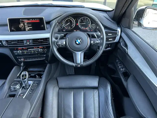 ＢＭＷ Ｘ６ xDrive35i Mスポーツ 石川県 2016(平28)年 4.3万km 白 4WD/インテリジェントセーフティ/サンルーフ/純正ナビ/　Bluetooth・AM/FM・CD・DVD・USB・AUX/フルセグTV/ミラーETC/全方位カメラ/アダプティブクルーズコントロール/ブラインドスポットモニター/パワーバックドア/シートヒーター（D+N席）/パワーシート（D+N席）/シートメモリー/アンチロック・ブレーキ・システム/横滑り防止装置/インテリジェントAFS/盗難防止装置/ダウンヒルアシストコントロール/純正アルミホイール/スマートキー