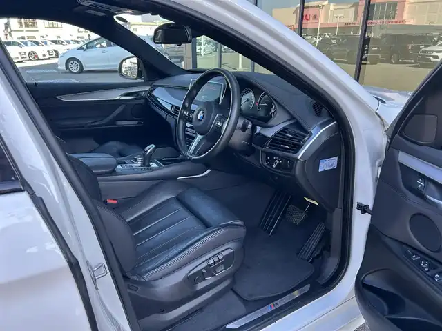 ＢＭＷ Ｘ６ xDrive35i Mスポーツ 石川県 2016(平28)年 4.3万km 白 4WD/インテリジェントセーフティ/サンルーフ/純正ナビ/　Bluetooth・AM/FM・CD・DVD・USB・AUX/フルセグTV/ミラーETC/全方位カメラ/アダプティブクルーズコントロール/ブラインドスポットモニター/パワーバックドア/シートヒーター（D+N席）/パワーシート（D+N席）/シートメモリー/アンチロック・ブレーキ・システム/横滑り防止装置/インテリジェントAFS/盗難防止装置/ダウンヒルアシストコントロール/純正アルミホイール/スマートキー