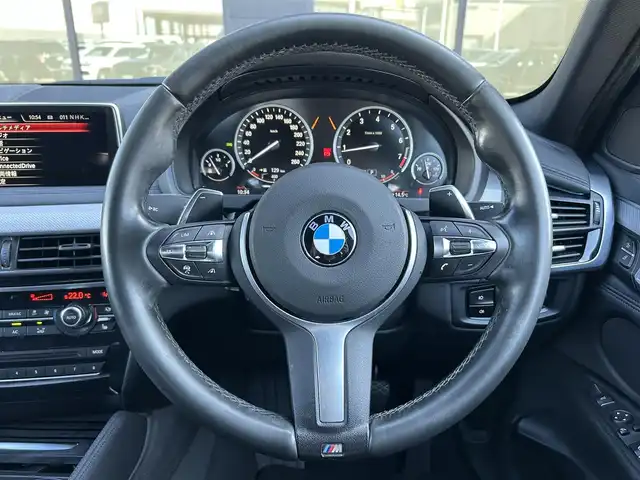 ＢＭＷ Ｘ６ xDrive35i Mスポーツ 石川県 2016(平28)年 4.3万km 白 4WD/インテリジェントセーフティ/サンルーフ/純正ナビ/　Bluetooth・AM/FM・CD・DVD・USB・AUX/フルセグTV/ミラーETC/全方位カメラ/アダプティブクルーズコントロール/ブラインドスポットモニター/パワーバックドア/シートヒーター（D+N席）/パワーシート（D+N席）/シートメモリー/アンチロック・ブレーキ・システム/横滑り防止装置/インテリジェントAFS/盗難防止装置/ダウンヒルアシストコントロール/純正アルミホイール/スマートキー