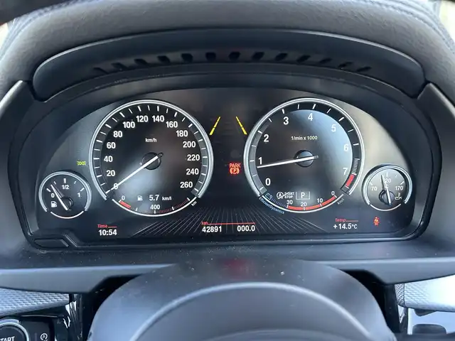 ＢＭＷ Ｘ６ xDrive35i Mスポーツ 石川県 2016(平28)年 4.3万km 白 4WD/インテリジェントセーフティ/サンルーフ/純正ナビ/　Bluetooth・AM/FM・CD・DVD・USB・AUX/フルセグTV/ミラーETC/全方位カメラ/アダプティブクルーズコントロール/ブラインドスポットモニター/パワーバックドア/シートヒーター（D+N席）/パワーシート（D+N席）/シートメモリー/アンチロック・ブレーキ・システム/横滑り防止装置/インテリジェントAFS/盗難防止装置/ダウンヒルアシストコントロール/純正アルミホイール/スマートキー