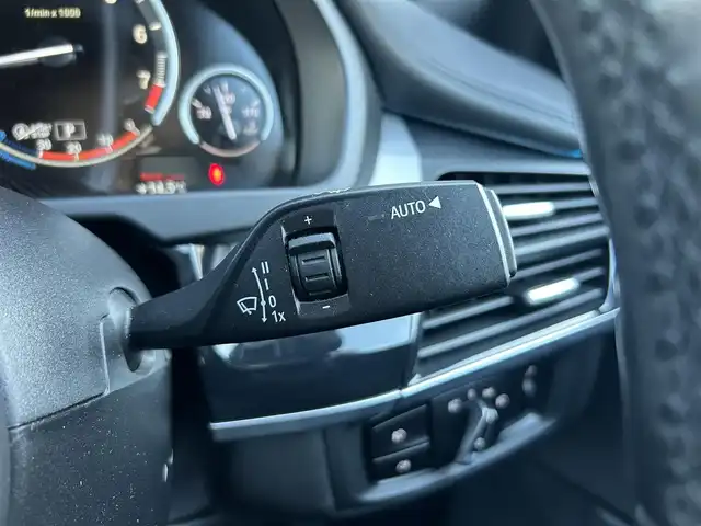 ＢＭＷ Ｘ６ xDrive35i Mスポーツ 石川県 2016(平28)年 4.3万km 白 4WD/インテリジェントセーフティ/サンルーフ/純正ナビ/　Bluetooth・AM/FM・CD・DVD・USB・AUX/フルセグTV/ミラーETC/全方位カメラ/アダプティブクルーズコントロール/ブラインドスポットモニター/パワーバックドア/シートヒーター（D+N席）/パワーシート（D+N席）/シートメモリー/アンチロック・ブレーキ・システム/横滑り防止装置/インテリジェントAFS/盗難防止装置/ダウンヒルアシストコントロール/純正アルミホイール/スマートキー