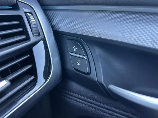 ＢＭＷ Ｘ６ xDrive35i Mスポーツ 石川県 2016(平28)年 4.3万km 白 4WD/インテリジェントセーフティ/サンルーフ/純正ナビ/　Bluetooth・AM/FM・CD・DVD・USB・AUX/フルセグTV/ミラーETC/全方位カメラ/アダプティブクルーズコントロール/ブラインドスポットモニター/パワーバックドア/シートヒーター（D+N席）/パワーシート（D+N席）/シートメモリー/アンチロック・ブレーキ・システム/横滑り防止装置/インテリジェントAFS/盗難防止装置/ダウンヒルアシストコントロール/純正アルミホイール/スマートキー