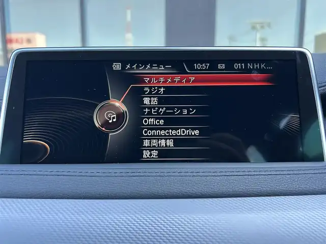 ＢＭＷ Ｘ６ xDrive35i Mスポーツ 石川県 2016(平28)年 4.3万km 白 4WD/インテリジェントセーフティ/サンルーフ/純正ナビ/　Bluetooth・AM/FM・CD・DVD・USB・AUX/フルセグTV/ミラーETC/全方位カメラ/アダプティブクルーズコントロール/ブラインドスポットモニター/パワーバックドア/シートヒーター（D+N席）/パワーシート（D+N席）/シートメモリー/アンチロック・ブレーキ・システム/横滑り防止装置/インテリジェントAFS/盗難防止装置/ダウンヒルアシストコントロール/純正アルミホイール/スマートキー