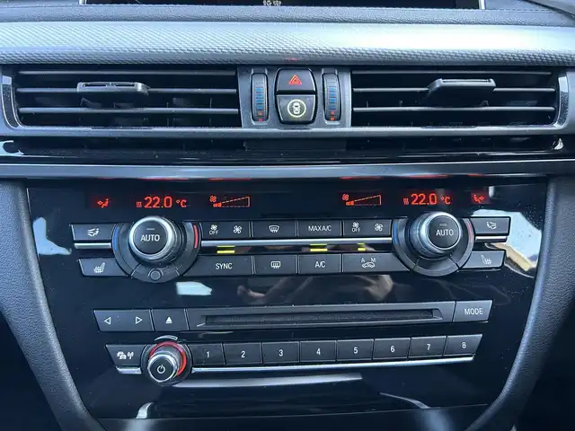 ＢＭＷ Ｘ６ xDrive35i Mスポーツ 石川県 2016(平28)年 4.3万km 白 4WD/インテリジェントセーフティ/サンルーフ/純正ナビ/　Bluetooth・AM/FM・CD・DVD・USB・AUX/フルセグTV/ミラーETC/全方位カメラ/アダプティブクルーズコントロール/ブラインドスポットモニター/パワーバックドア/シートヒーター（D+N席）/パワーシート（D+N席）/シートメモリー/アンチロック・ブレーキ・システム/横滑り防止装置/インテリジェントAFS/盗難防止装置/ダウンヒルアシストコントロール/純正アルミホイール/スマートキー