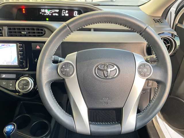 トヨタ アクア X－URBAN 愛知県 2015(平27)年 1.3万km シルバーM 純正ナビ/バックカメラ/純正アルミホイール/ＥＴＣ/ドライブレコーダー/CD DVD/Bluetooth/ステアリングスイッチ/スマートキー/プッシュスタート