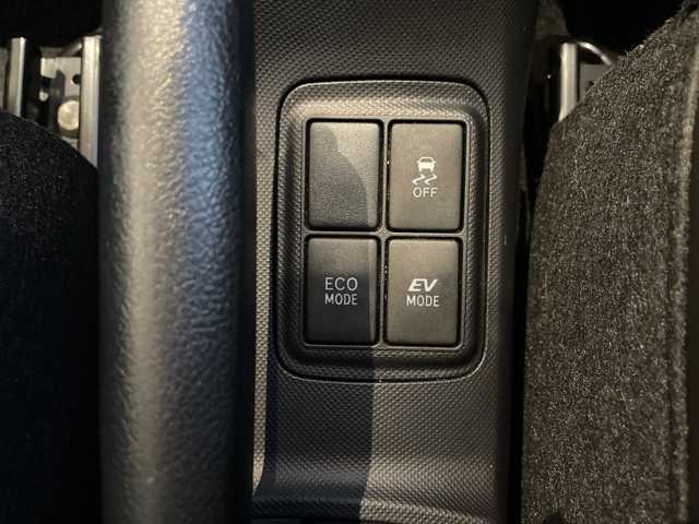 トヨタ アクア X－URBAN 愛知県 2015(平27)年 1.3万km シルバーM 純正ナビ/バックカメラ/純正アルミホイール/ＥＴＣ/ドライブレコーダー/CD DVD/Bluetooth/ステアリングスイッチ/スマートキー/プッシュスタート