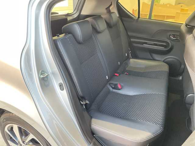 トヨタ アクア X－URBAN 愛知県 2015(平27)年 1.3万km シルバーM 純正ナビ/バックカメラ/純正アルミホイール/ＥＴＣ/ドライブレコーダー/CD DVD/Bluetooth/ステアリングスイッチ/スマートキー/プッシュスタート