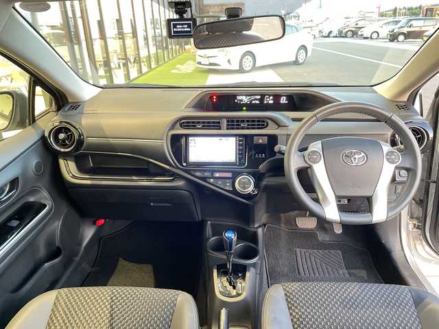 トヨタ アクア X－URBAN 愛知県 2015(平27)年 1.3万km シルバーM 純正ナビ/バックカメラ/純正アルミホイール/ＥＴＣ/ドライブレコーダー/CD DVD/Bluetooth/ステアリングスイッチ/スマートキー/プッシュスタート