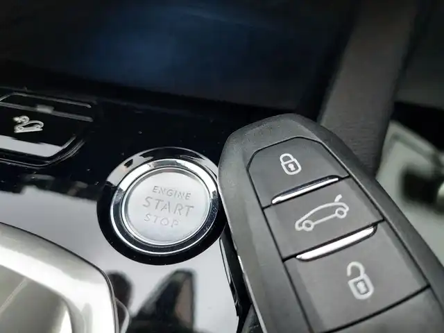 プジョー ３００８ GT ブルー HDi 滋賀県 2020(令2)年 3.1万km 緑Ⅱ ハーフレザー/・D席パワーシート/・前席シートヒーター/純正ディスプレイオーディオ　ＢＴ/ＣａｒＰｌａｙ　/バックカメラ　/サイドカメラ　/ワイヤレスチャージ　/コーナーセンサー　/純正LEDヘッドライト/純正１８インチＡＷ