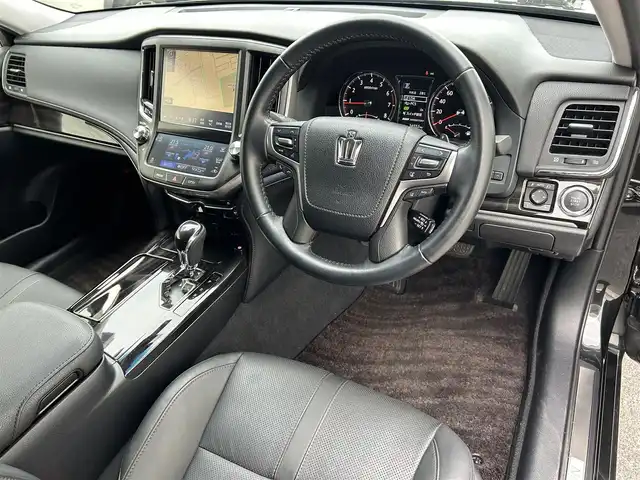 トヨタ クラウン アスリート S-T 滋賀県 2017(平29)年 3.5万km プレシャスブラックパール ガソリン/2WD(FR)/8速AT/純正ナビ/(FM/AM/CD/DVD/フルセグ/Bluetooth)/バックカメラ/ETC/プリクラッシュブレーキアシスト	/踏み間違い防止アシスト	/レーンキープアシスト	/レーダークルーズコントロール/インテリジェントクリアランスソナー/運転席・助手席シートヒーター/運転席・助手席シートベンチレーション/電動格納ミラー/アイドリングストップ/革巻きステアリング/ステアリングスイッチ/パドルシフト/オートライト/LEDヘッドライト/フロントフォグ/オートマチックハイビーム/フルオートエアコン/プッシュスタート/スマートキー/純正フロアマット