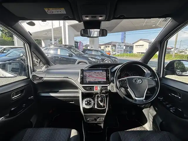 トヨタ ヴォクシー ZS 煌 熊本県 2018(平30)年 9.2万km ホワイトパールクリスタルシャイン ALPINE11インチナビ（EX11Z）/【フルセグTV/CD/DVD/Bluetooth/HDMI/ラジオ】/バックカメラ/12.8インチALPINEフリップダウンモニター/（PXH12X-R）/両側パワースライドドア/クルーズコントロール/プリクラッシュセーフティ/レーンキープアシスト/アイドリングストップ/純正16インチAW/ETC/オートライト/オートハイビーム/LEDヘッドライト/フォグランプ/横滑り防止機能/純正フロアマット/革巻きステアリング/ステアリングスイッチ/保証書/取扱説明書