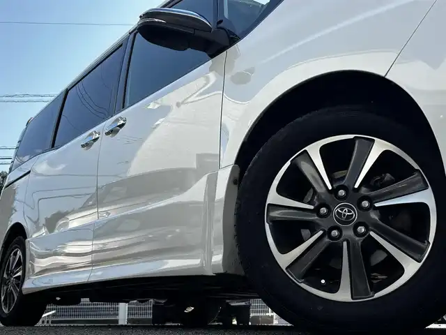 トヨタ ヴォクシー ZS 煌 熊本県 2018(平30)年 9.2万km ホワイトパールクリスタルシャイン ALPINE11インチナビ（EX11Z）/【フルセグTV/CD/DVD/Bluetooth/HDMI/ラジオ】/バックカメラ/12.8インチALPINEフリップダウンモニター/（PXH12X-R）/両側パワースライドドア/クルーズコントロール/プリクラッシュセーフティ/レーンキープアシスト/アイドリングストップ/純正16インチAW/ETC/オートライト/オートハイビーム/LEDヘッドライト/フォグランプ/横滑り防止機能/純正フロアマット/革巻きステアリング/ステアリングスイッチ/保証書/取扱説明書
