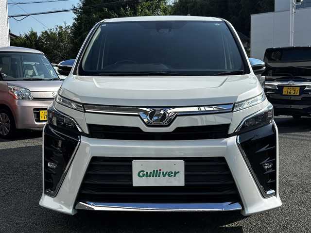 トヨタ ヴォクシー ZS 煌 熊本県 2018(平30)年 9.2万km ホワイトパールクリスタルシャイン ALPINE11インチナビ（EX11Z）/【フルセグTV/CD/DVD/Bluetooth/HDMI/ラジオ】/バックカメラ/12.8インチALPINEフリップダウンモニター/（PXH12X-R）/両側パワースライドドア/クルーズコントロール/プリクラッシュセーフティ/レーンキープアシスト/アイドリングストップ/純正16インチAW/ETC/オートライト/オートハイビーム/LEDヘッドライト/フォグランプ/横滑り防止機能/純正フロアマット/革巻きステアリング/ステアリングスイッチ/保証書/取扱説明書