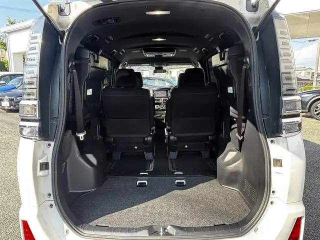 トヨタ ヴォクシー ZS 煌 熊本県 2018(平30)年 9.2万km ホワイトパールクリスタルシャイン ALPINE11インチナビ（EX11Z）/【フルセグTV/CD/DVD/Bluetooth/HDMI/ラジオ】/バックカメラ/12.8インチALPINEフリップダウンモニター/（PXH12X-R）/両側パワースライドドア/クルーズコントロール/プリクラッシュセーフティ/レーンキープアシスト/アイドリングストップ/純正16インチAW/ETC/オートライト/オートハイビーム/LEDヘッドライト/フォグランプ/横滑り防止機能/純正フロアマット/革巻きステアリング/ステアリングスイッチ/保証書/取扱説明書