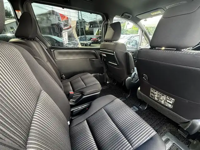 トヨタ ヴォクシー ZS 煌 熊本県 2018(平30)年 9.2万km ホワイトパールクリスタルシャイン ALPINE11インチナビ（EX11Z）/【フルセグTV/CD/DVD/Bluetooth/HDMI/ラジオ】/バックカメラ/12.8インチALPINEフリップダウンモニター/（PXH12X-R）/両側パワースライドドア/クルーズコントロール/プリクラッシュセーフティ/レーンキープアシスト/アイドリングストップ/純正16インチAW/ETC/オートライト/オートハイビーム/LEDヘッドライト/フォグランプ/横滑り防止機能/純正フロアマット/革巻きステアリング/ステアリングスイッチ/保証書/取扱説明書