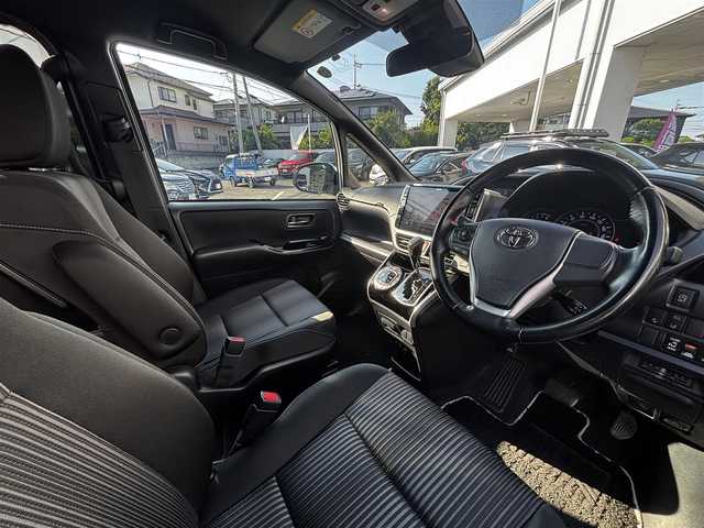 トヨタ ヴォクシー ZS 煌 熊本県 2018(平30)年 9.2万km ホワイトパールクリスタルシャイン ALPINE11インチナビ（EX11Z）/【フルセグTV/CD/DVD/Bluetooth/HDMI/ラジオ】/バックカメラ/12.8インチALPINEフリップダウンモニター/（PXH12X-R）/両側パワースライドドア/クルーズコントロール/プリクラッシュセーフティ/レーンキープアシスト/アイドリングストップ/純正16インチAW/ETC/オートライト/オートハイビーム/LEDヘッドライト/フォグランプ/横滑り防止機能/純正フロアマット/革巻きステアリング/ステアリングスイッチ/保証書/取扱説明書