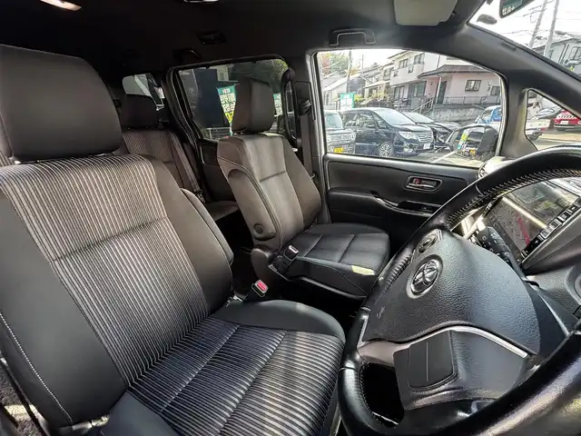 トヨタ ヴォクシー ZS 煌 熊本県 2018(平30)年 9.2万km ホワイトパールクリスタルシャイン ALPINE11インチナビ（EX11Z）/【フルセグTV/CD/DVD/Bluetooth/HDMI/ラジオ】/バックカメラ/12.8インチALPINEフリップダウンモニター/（PXH12X-R）/両側パワースライドドア/クルーズコントロール/プリクラッシュセーフティ/レーンキープアシスト/アイドリングストップ/純正16インチAW/ETC/オートライト/オートハイビーム/LEDヘッドライト/フォグランプ/横滑り防止機能/純正フロアマット/革巻きステアリング/ステアリングスイッチ/保証書/取扱説明書