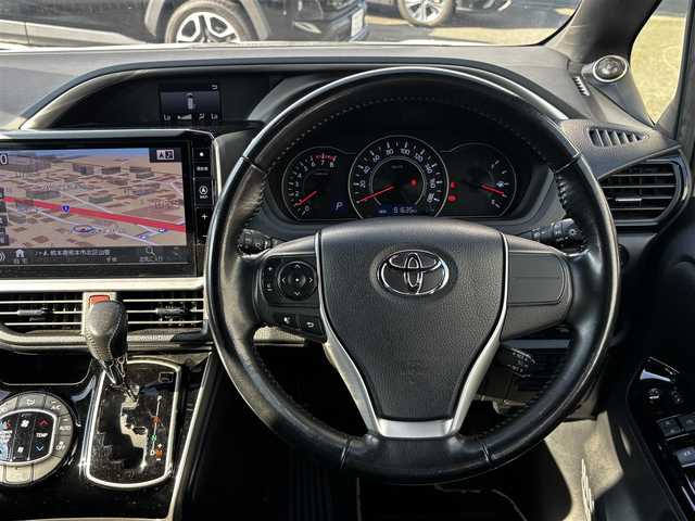 トヨタ ヴォクシー ZS 煌 熊本県 2018(平30)年 9.2万km ホワイトパールクリスタルシャイン ALPINE11インチナビ（EX11Z）/【フルセグTV/CD/DVD/Bluetooth/HDMI/ラジオ】/バックカメラ/12.8インチALPINEフリップダウンモニター/（PXH12X-R）/両側パワースライドドア/クルーズコントロール/プリクラッシュセーフティ/レーンキープアシスト/アイドリングストップ/純正16インチAW/ETC/オートライト/オートハイビーム/LEDヘッドライト/フォグランプ/横滑り防止機能/純正フロアマット/革巻きステアリング/ステアリングスイッチ/保証書/取扱説明書