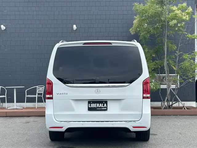 メルセデス・ベンツ Ｖ２２０ d AVG ロング AMGライン 滋賀県 2020(令2)年 4.5万km ロッククリスタルホワイト エクスクルーシブＰＫＧ　/レーダーセーフティＰＫＧ/サンルーフ　/黒革　/・メモリ付きパワーシート　/・シートヒーター　/・ベンチレーション　/後席ツインモニター　/純正ナビ（CD/DVD/DTV/BT）/Ｂｒｕｍｅｓｔｅｒサウンド　/３６０°カメラ/コーナーセンサー/両側パワースライドドア/パワーバックドア/ETC2.0/純正LEDヘッドライト/純正19インチAW