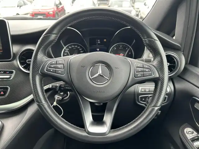 メルセデス・ベンツ Ｖ２２０ d AVG ロング AMGライン 滋賀県 2020(令2)年 4.5万km ロッククリスタルホワイト エクスクルーシブＰＫＧ　/レーダーセーフティＰＫＧ/サンルーフ　/黒革　/・メモリ付きパワーシート　/・シートヒーター　/・ベンチレーション　/後席ツインモニター　/純正ナビ（CD/DVD/DTV/BT）/Ｂｒｕｍｅｓｔｅｒサウンド　/３６０°カメラ/コーナーセンサー/両側パワースライドドア/パワーバックドア/ETC2.0/純正LEDヘッドライト/純正19インチAW