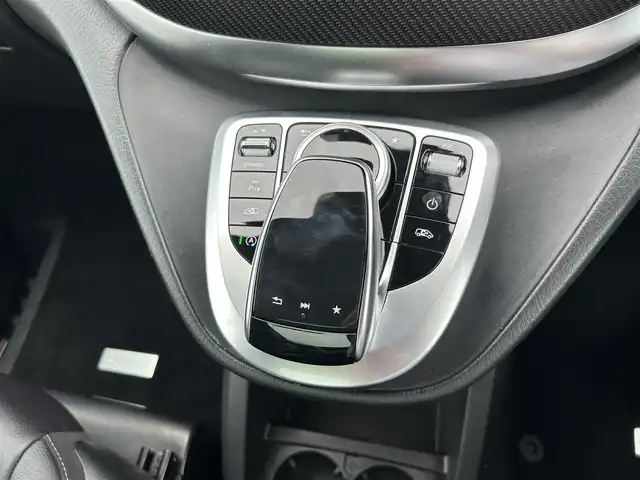 メルセデス・ベンツ Ｖ２２０ d AVG ロング AMGライン 滋賀県 2020(令2)年 4.5万km ロッククリスタルホワイト エクスクルーシブＰＫＧ　/レーダーセーフティＰＫＧ/サンルーフ　/黒革　/・メモリ付きパワーシート　/・シートヒーター　/・ベンチレーション　/後席ツインモニター　/純正ナビ（CD/DVD/DTV/BT）/Ｂｒｕｍｅｓｔｅｒサウンド　/３６０°カメラ/コーナーセンサー/両側パワースライドドア/パワーバックドア/ETC2.0/純正LEDヘッドライト/純正19インチAW