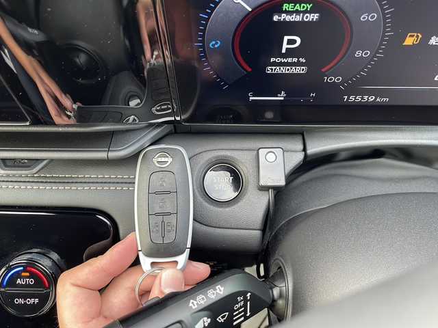 日産 セレナ e－パワー ハイウェイスター V 大阪府 2023(令5)年 1.6万km プリズムホワイト ワンオーナー/プロパイロット/メーカーナビ/　BT.HDMI.フルセグTV/アラウンドビューモニター/両側パワースライドドア/純正フリップダウンモニター/置くだけ充電/デジタルインナーミラー/クリアランスソナー/ビルトインETC2.0/オートホールド/純正フロアマット/スマートキー×2/プッシュスタート/保証書.取説