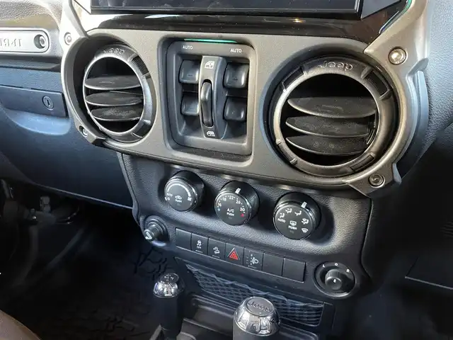 クライスラー・ジープ ジープ ラングラー アンリミテッド サハラ 愛知県 2018(平30)年 5万km ブラック アルパイン9インチナビ/フルセグTV/バックカメラ/CD/DVD再生/Bluetooth/クルーズコントロール/MTモード付AT/ダウンヒルアシストコントロール/ヒーテッドドアミラー/ステアリングスイッチ/純正18インチアルミ